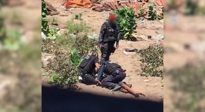 Vídeo mostra policiais torturando jovem com afogamento