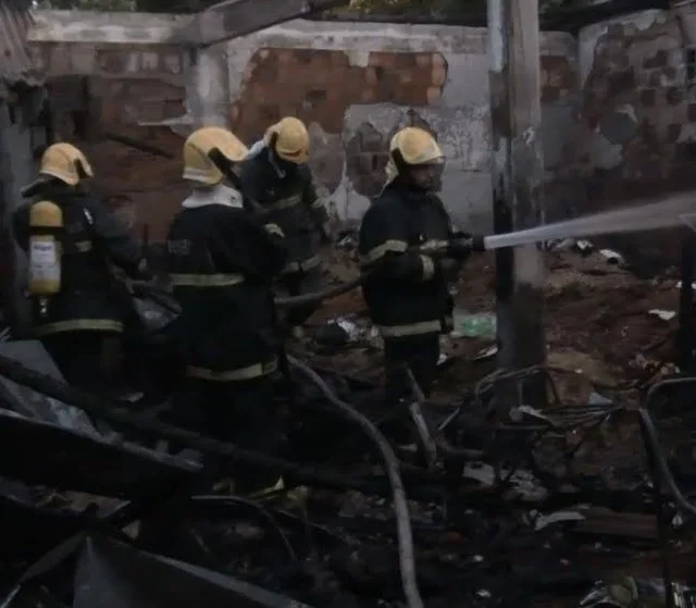 Incêndio destrói loja de ração e assusta moradores de Carapina Grande, na Serra