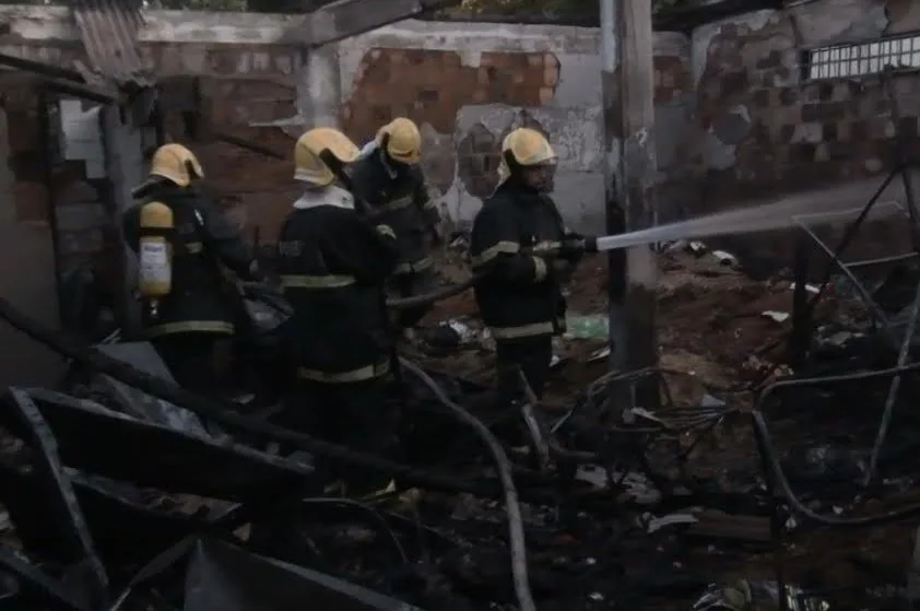 Incêndio destrói loja de ração e assusta moradores de Carapina Grande, na Serra