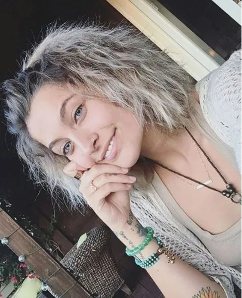 Paris Jackson mostra que também não depila as pernas e responde críticos com meme