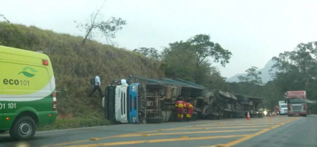 Carreta carregada de madeira tomba e deixa trânsito lento na BR-101