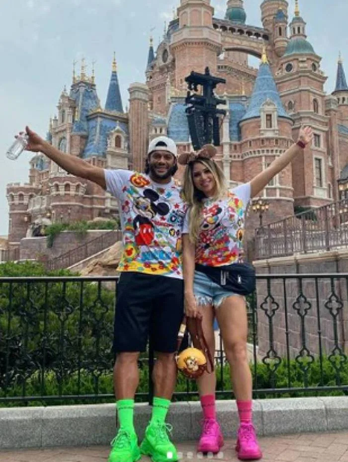 Jogador Hulk e esposa curtem parque de diversão no final de semana com look combinando