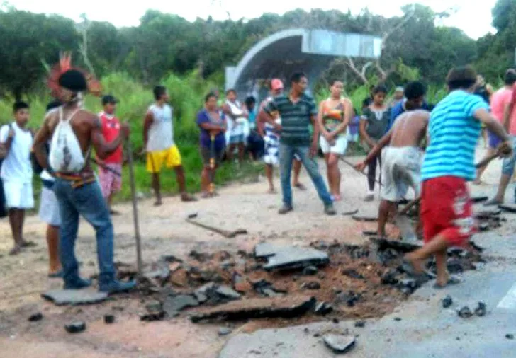 Índios fazem manifestação na Rodovia ES 010 em Aracruz