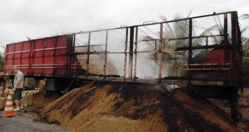 Carreta com 500 sacas de café pega fogo em rodovia de Linhares