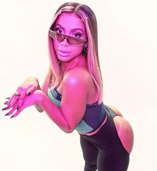 Anitta posa mostrando o bumbum e fala sobre ciúmes: 'Deixo me corroer por dentro'