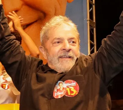 Lula chora ao ligar para mãe de antigo afilhado político