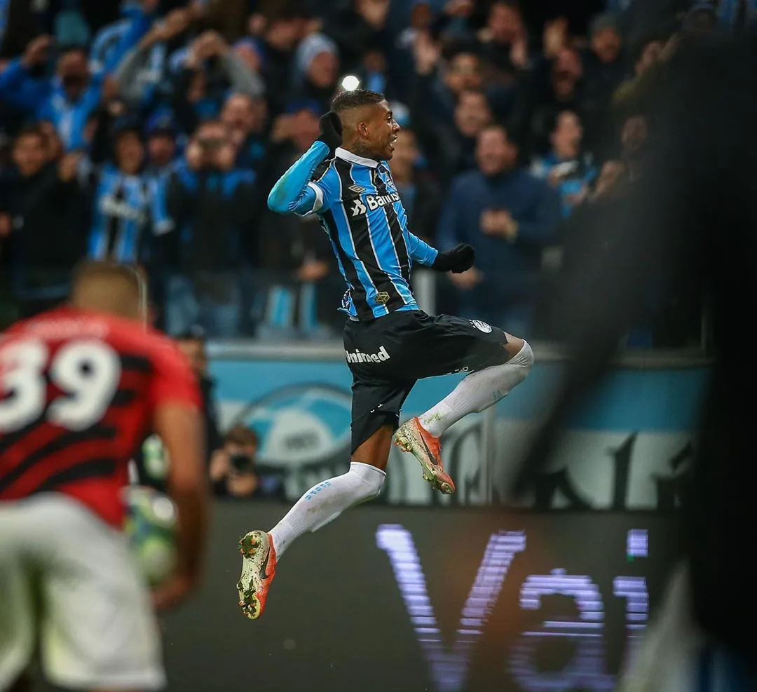 Grêmio vence Athletico-PR por 2 x 0 e fica perto da final da Copa do Brasil