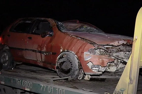 Carro capota e fica destruído em acidente na Rodovia do Contorno