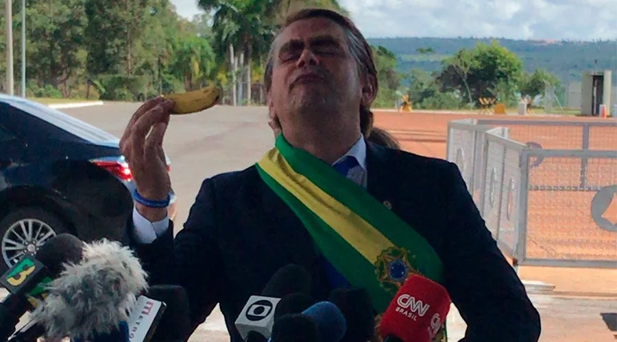 VÍDEO| Bolsonaro é substituído por humorista que distribui bananas na porta do Alvorada