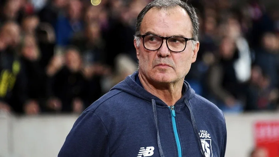 Bielsa confirma renovação com Leeds e prevê estreia complicada contra o Liverpool