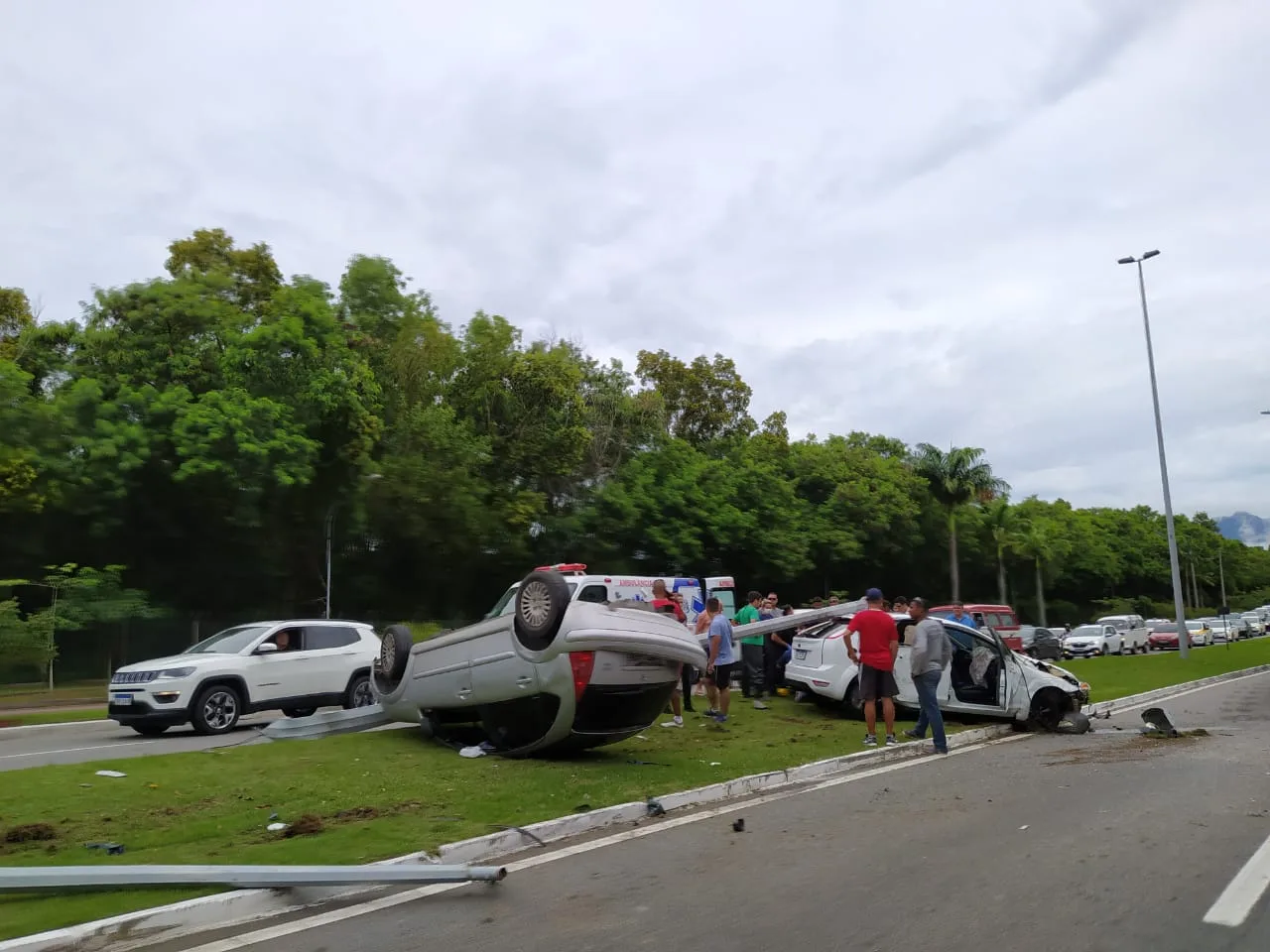 Carro capota após colidir com outro veículo em Jardim Camburi