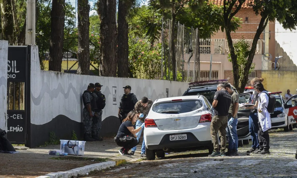 Perícia feita pela polícia civil no carro em que chegaram dois jovens armados e encapuzados que invadiram a Escola Estadual Professor Raul Brasil e disparam contra os alunos, em Suzano, São Paulo.