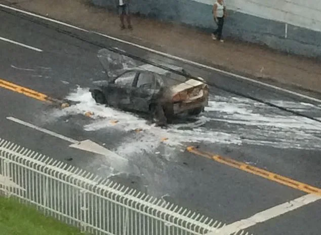 Táxi da Serra pega fogo e complica o trânsito na avenida Maruípe em Vitória