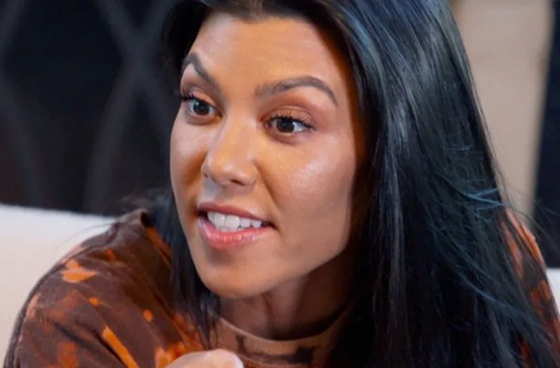 Kourtney Kardashian revela que ensinou filho a fazer rotina de beleza: 'ele adora'