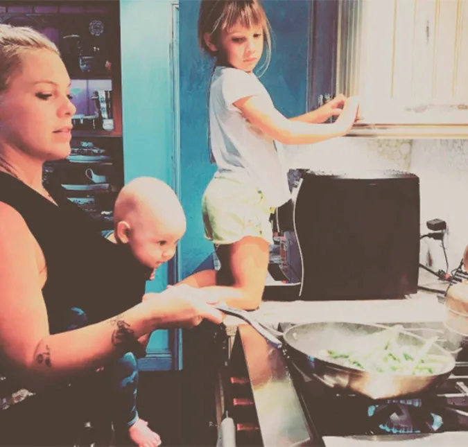 Pink recebe comentários maldosos em foto com seus filhos