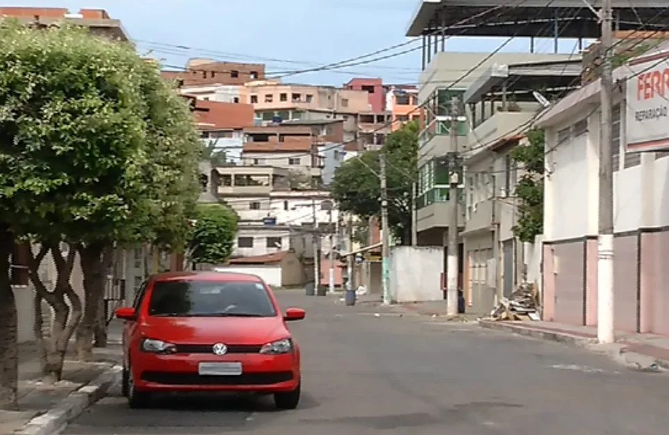 Policial militar que dirigia viatura descaracterizada é baleado em VV