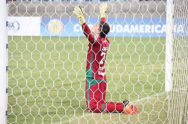 Jakson Follmann comemora dia do goleiro e torcedores se emocionam