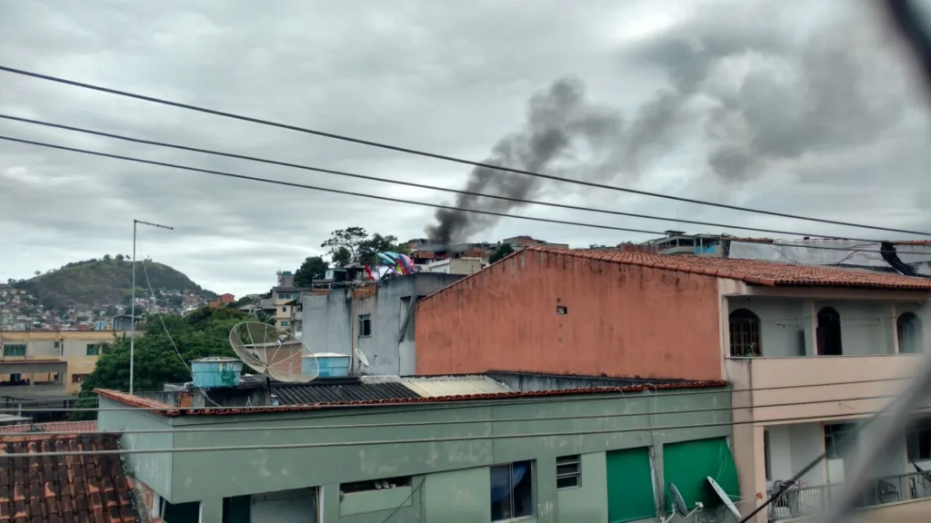 Casa é atingida por chamas no bairro Santa Martha em Vitória. Veja vídeo!