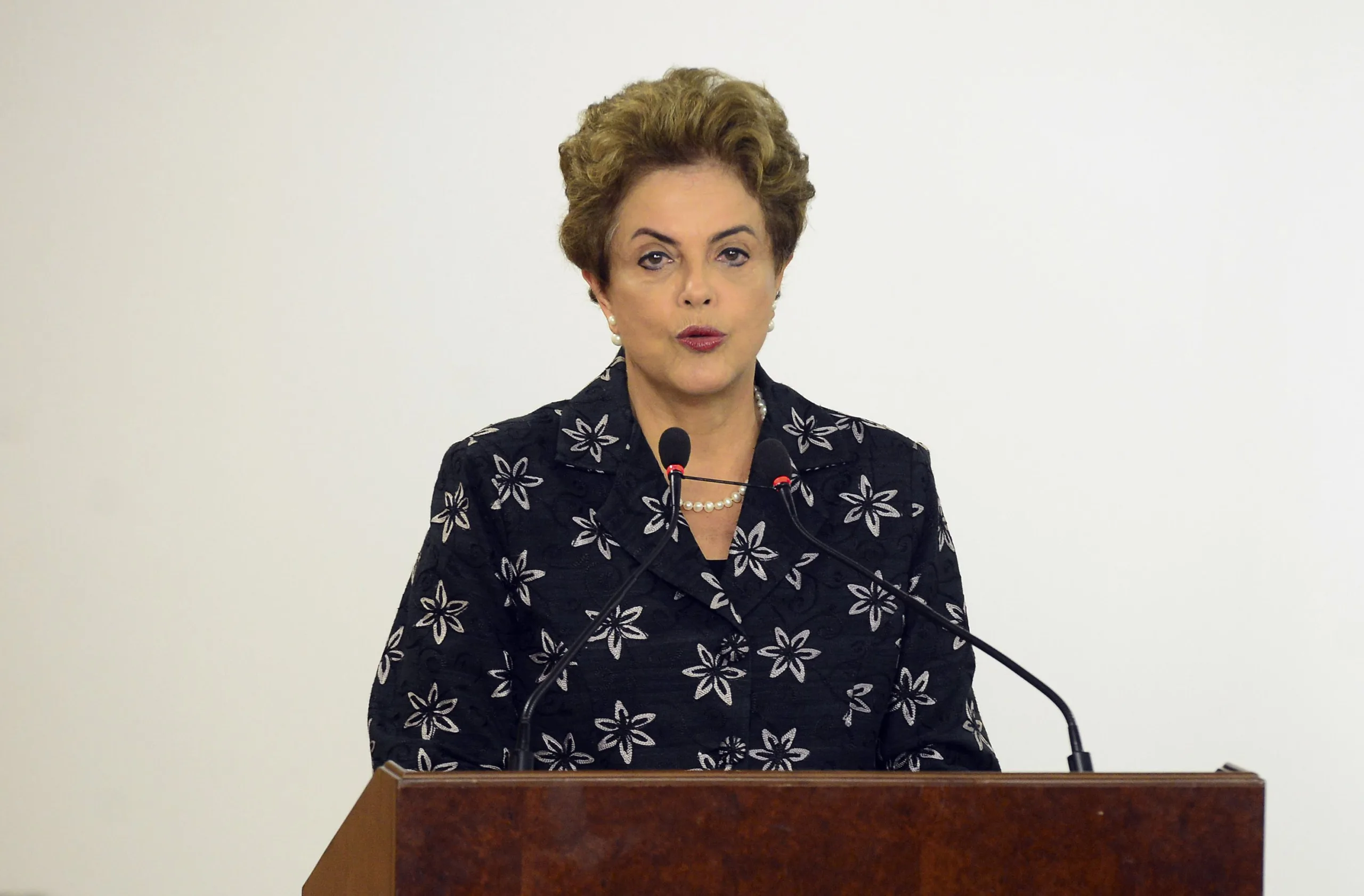 Brasília – A presidenta Dilma Rousseff participa da solenidade de assinatura de contratos de patrocínio de futebol (José Cruz/Agência Brasil)