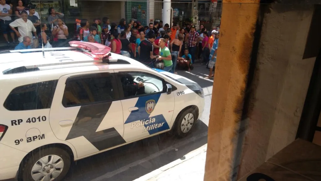 Jovem é morto com vários tiros em rua movimentada no centro de Cachoeiro