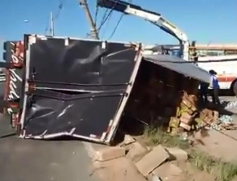 Carreta carregada de remédios tomba e motorista fica ferido em avenida da Serra