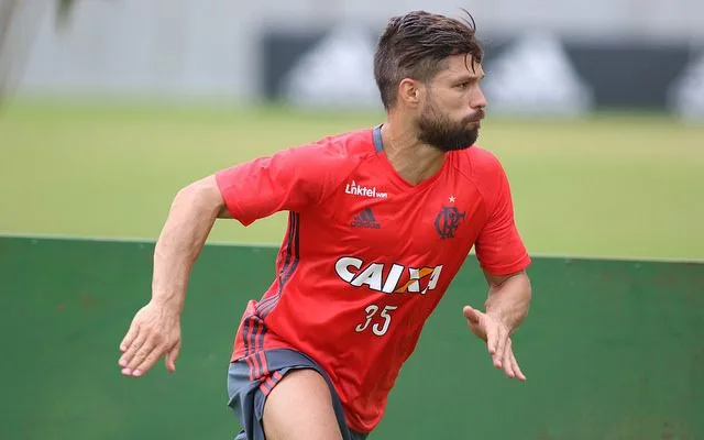 Diego pode estrear pelo Flamengo neste domingo contra o Grêmio