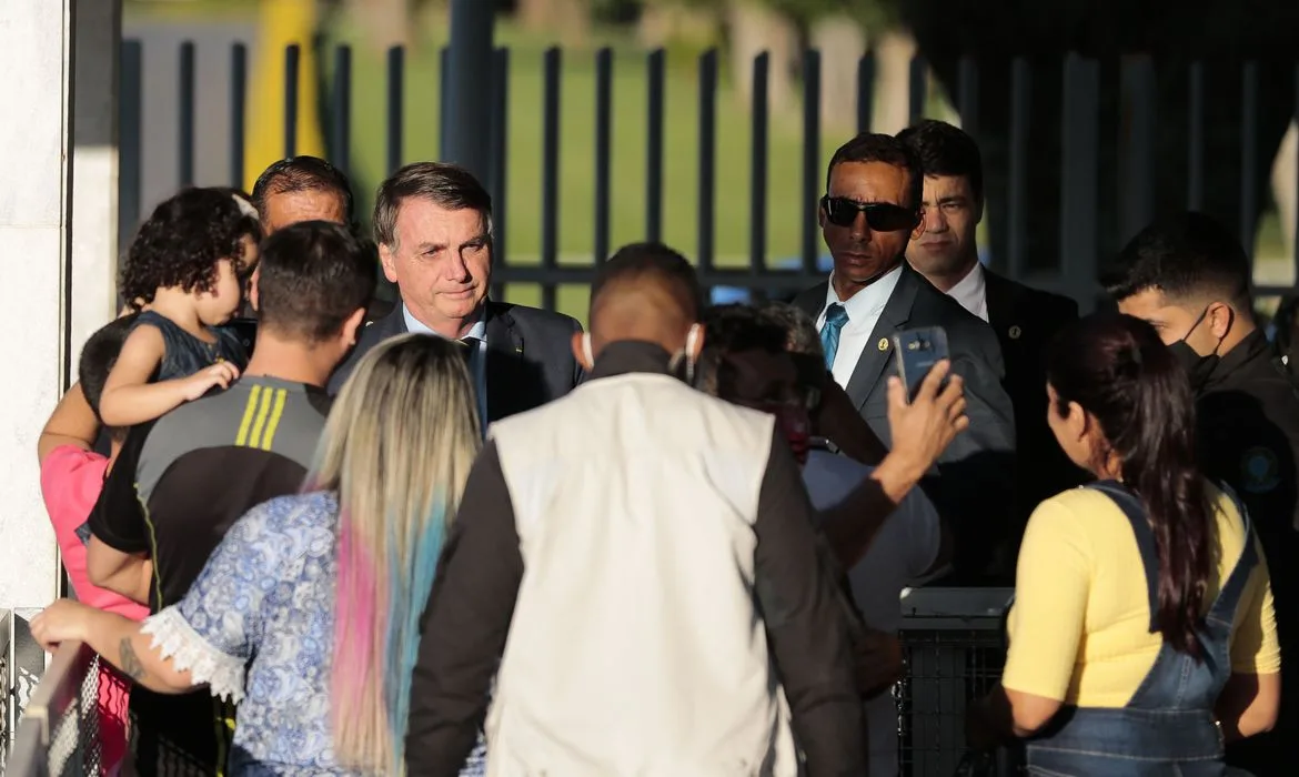 O presidente da República, Jair Bolsonaro cumprimenta populares no Palácio da Alvorada