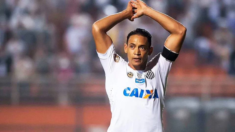 Entrave sobre tempo de contrato deixa Ricardo Oliveira perto de adeus ao Santos