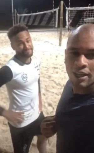 Neymar aparece jogando futevôlei no dia da reapresentação do PSG