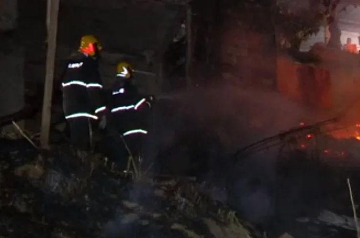 VÍDEO | Incêndio atinge casas após moradora colocar fogo em lixo no Bairro da Penha, em Vitória