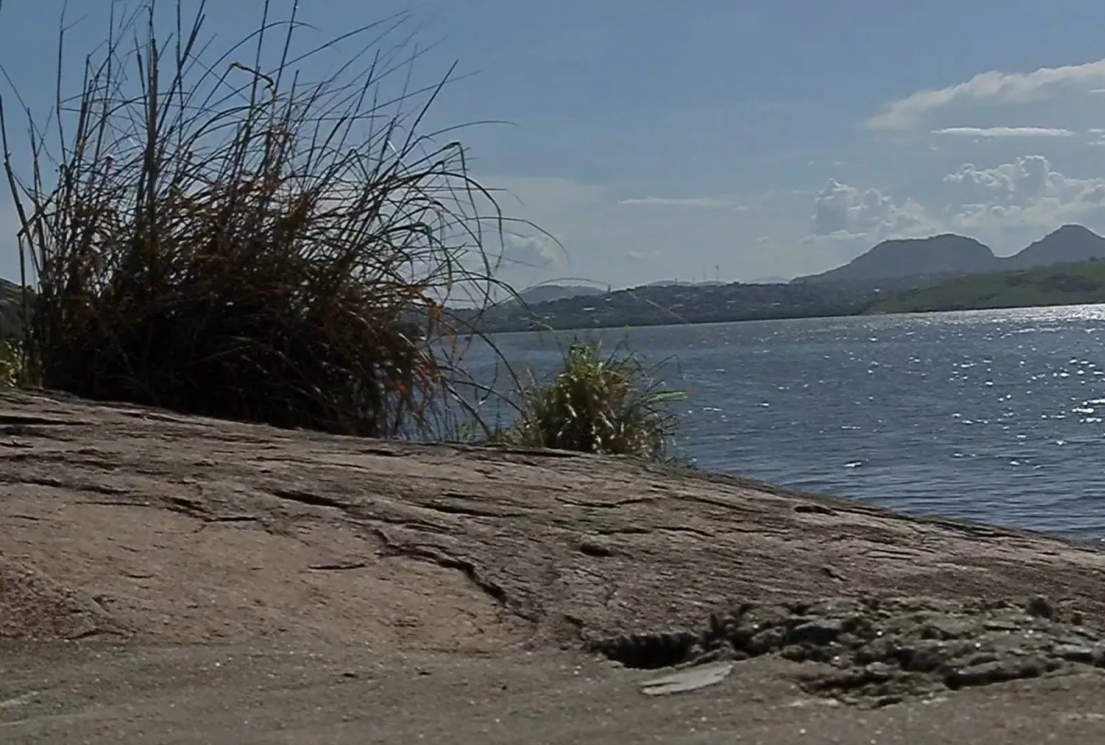 Corpo de recém-nascido é encontrado sobre pedras, na Ilha das Caieiras