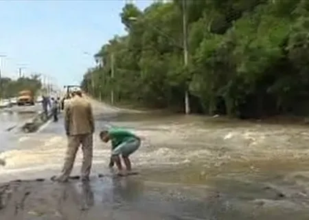 Chuva no ES: Água invade pista e interdita trecho da ES-010 em Manguinhos, na Serra