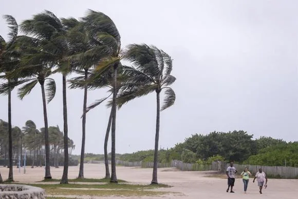 Olho do Irma deixa a Flórida e está na Geórgia, que já registra duas mortes