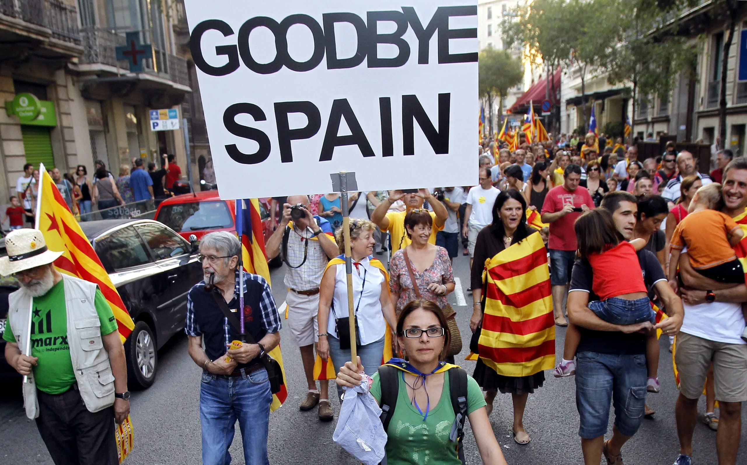 NAC249. BARCELONA, 11/09/2012.- Miles de ciudadanos participan esta tarde en la multitudinaria manifestación convocada esta tarde en el centro de Barcelona por la Asamblea Nacional Catalana con motivo de la Diada del Onze de Setembre bajo el eslogan “Cataluña, nuevo Estado de Europa”. EFE/Andreu Dalmau Miles de catalanes se manifiestan para reclamar independencia y pacto […]