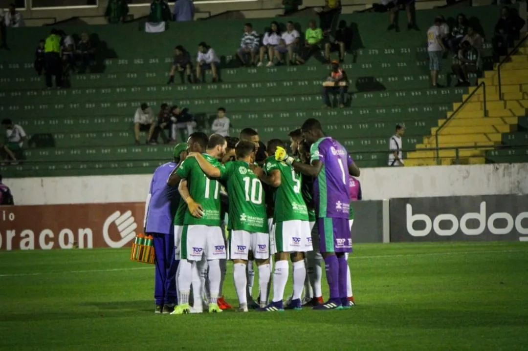 Interino, Thiago Carpini derruba marcas e pode ser efetivado no comando do Guarani