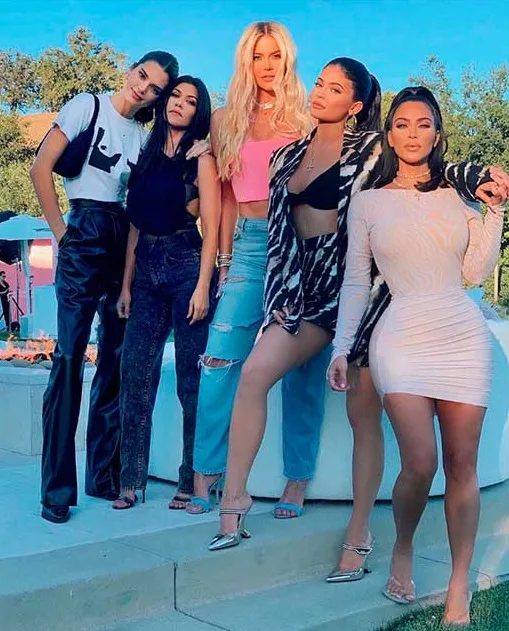 Irmãs Kardashian-Jenner se reúnem para clique raro e Khloé brinca: difícil convencer todo mundo a tirar uma foto