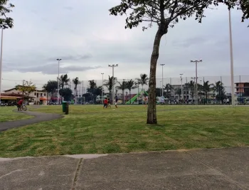 Policial leva soco no nariz enquanto passeava com namorada em praça de Vila Velha