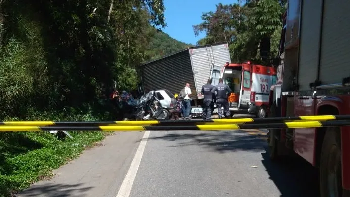 Acidente envolvendo caminhão interdita BR 262 em Pedra Azul, Domingos Martins