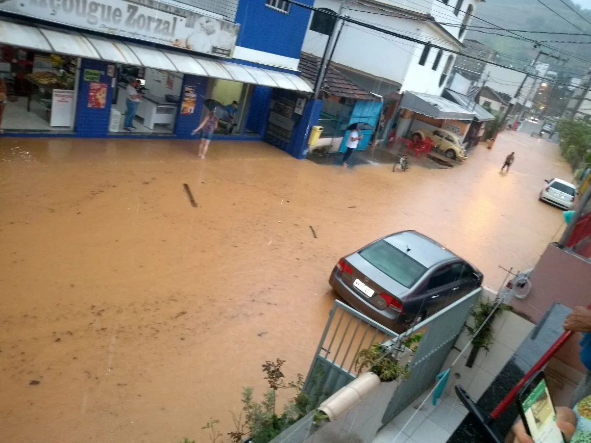 Ruas de Venda Nova do Imigrante e Domingos Martins ficam alagadas após forte temporal