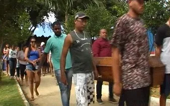 Familiares se despedem de mulher assassinada pelo ex-marido na Serra