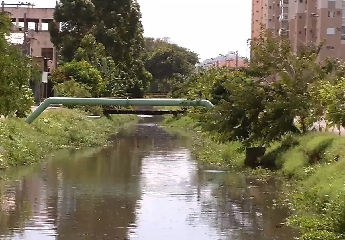 Suspeito tenta fugir nadando em valão após tentativa de roubo em Vila Velha