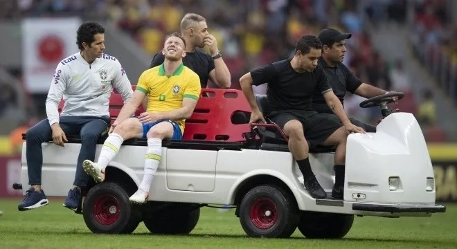 Arthur sente dores no joelho e desfalca treino da seleção brasileira em SP