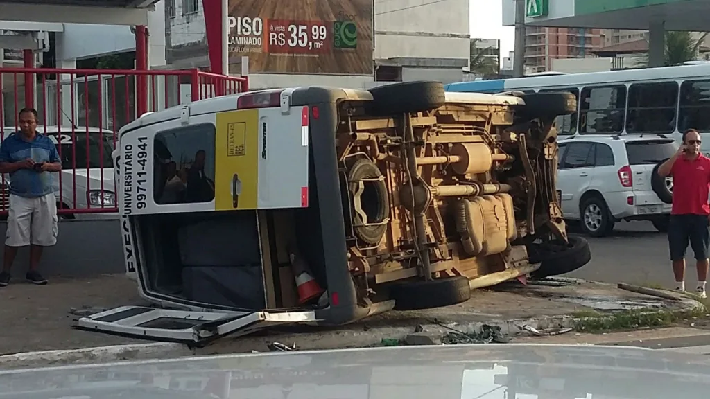 Acidente com van escolar assusta moradores de Vila Velha