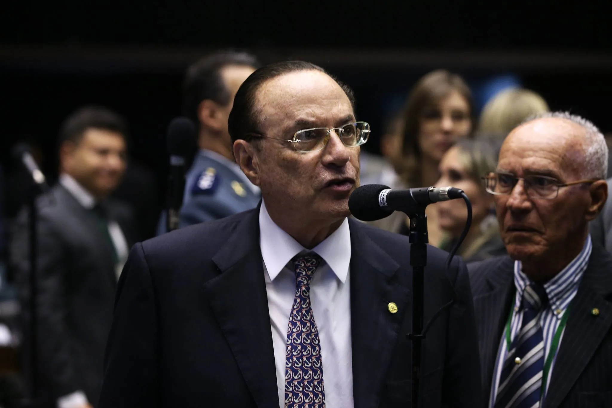 Indignado com denúncia de 'compra de votos', Maluf vai investigar colegas do PP