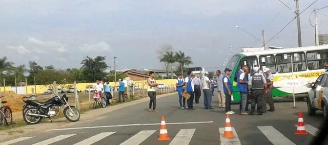 Aluno de autoescola bate com ônibus durante prova para retirar CNH em Linhares