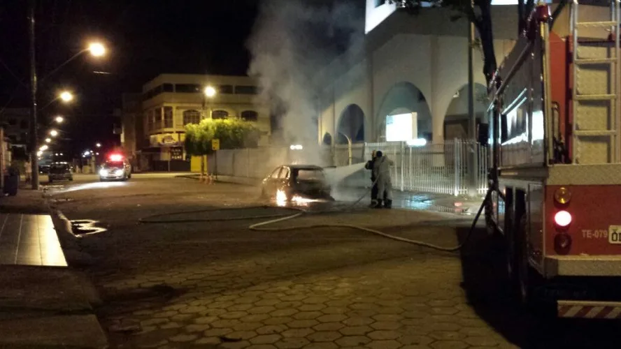 Susto! Carro de jovem pega fogo em Linhares, no Norte do ES