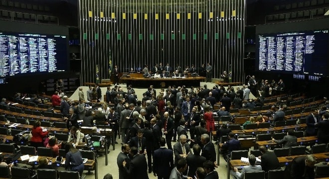 Bancada federal capixaba vota em peso na sessão da denúncia contra Temer