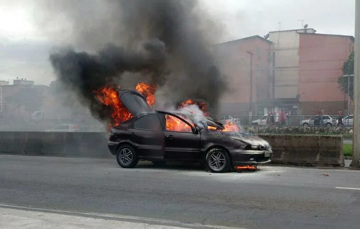 Carro tem pane elétrica e pega fogo na Rodovia do Contorno, na Serra