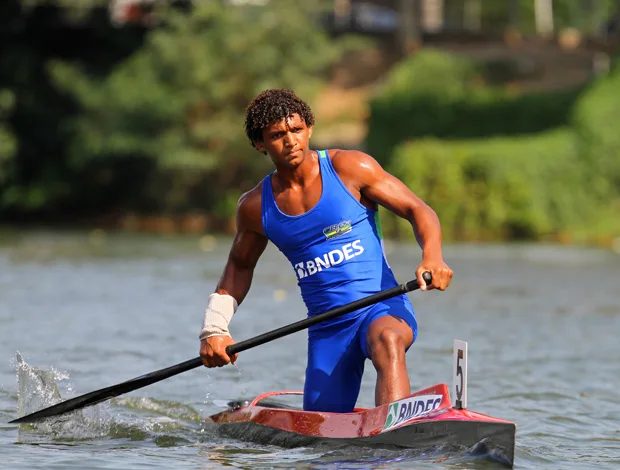 Canoísta Isaquias supera frustração e fatura bi mundial