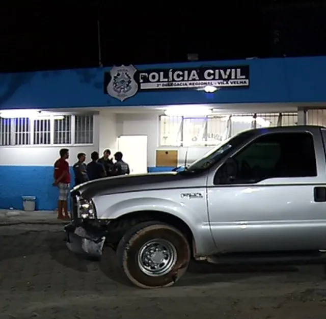 Criminosos roubam carro, fogem e trocam tiros com a polícia em Guarapari